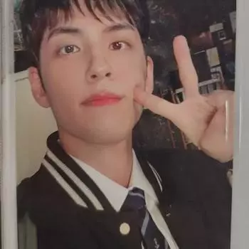 Фотокарточка с одной таблеткой на День6