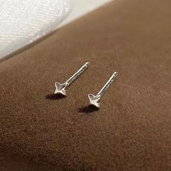 Серьги в виде четырехконечной звезды. Милый стиль, свежий темперамент. Простые и пронзительные серьги.
