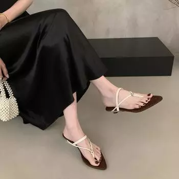 Французская ниша может носить сандалии с двумя острыми носками для женщин, новые универсальные повседневные шлепанцы на низком каблуке, классные тапочки 35 чёрный