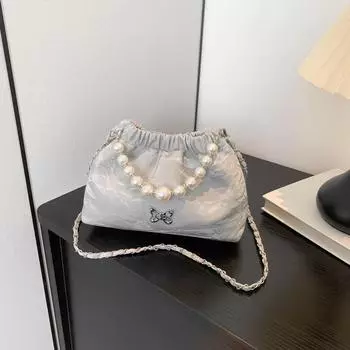 Французская нишевая сумка женская 2024 новая модная летняя сумка-мессенджер в иностранном стиле универсальная сумка-мессенджер с цепочкой жемчужная переносная сумка-ведро чёрный
