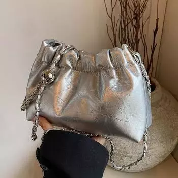 Французская высококачественная плиссированная маленькая сумка подмышкой для женщин 2024 года, новая летняя модная сумка через плечо с цепочкой, сумка-ведро в западном стиле