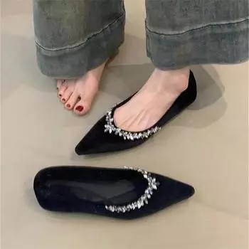 Французские бархатные туфли с острым носком женские весна-осень 2025 года новые модели красивые и не вызывают усталости ног вечерние туфли на плоской подошве со стразами 35 чёрный