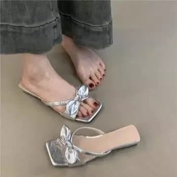 Французские квадратные тапочки, женская летняя одежда 2025 года, новый темпераментный вечерний сандалии с юбкой и бантом 35 серебряный
