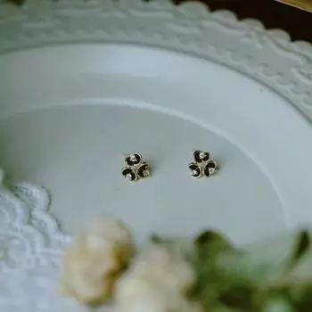 Французские серьги с маленькими и ретро-универсальными черными серьгами-цветами Серьги-бантики