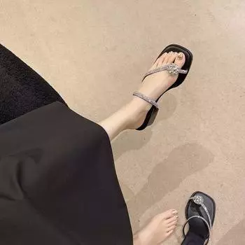 Французские тапочки на толстом каблуке, женская летняя одежда 2024 года, новые классные тапочки со стразами и узором «голубиное яйцо», римские сандалии с универсальным носком 35