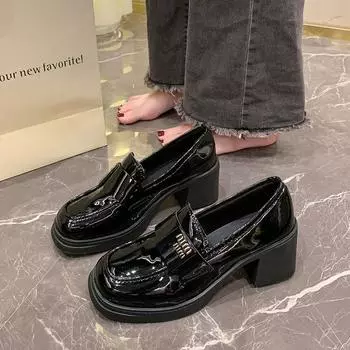 Французские туфли с юбкой из лакированной кожи женские осенние 2025 новые водонепроницаемые туфли на толстом каблуке маленькие кожаные туфли модные высокие каблуки 35