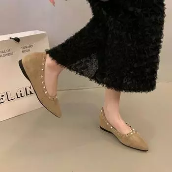 Французские туфли с заостренным носком и внутренней высотой, увеличивающие высоту, с заклепками, женские, весна-лето 2025, новые, с неглубоким горлом, с мягкой подошвой, красные свадебные туфли, банкетные женские туфли 35 розы красного