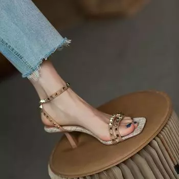 Французские винтажные босоножки с заклепками для женщин, новинка лета 2024 года, римские босоножки с пряжкой на высоком каблуке, женские сексуальные сандалии с квадратным носком 34