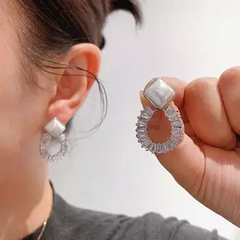 Французский квадратный жемчужный гвоздик, изысканный овальный циркон Super Flash, атмосферный усовершенствованный геометрический холодный ветер золотой