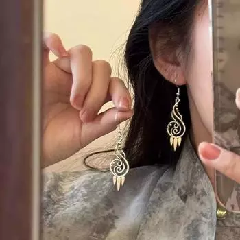 Французский национальный ретро полые геометрические асимметричные простые атмосферные серьги из сплава эстетичные модные дизайнерские украшения One Size серебряный