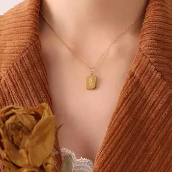 Французский невыцветающий нишевый дизайн невыцветающие ювелирные изделия квадратный фирменный кулон рельефный цветок тренд титановая сталь позолоченное ожерелье