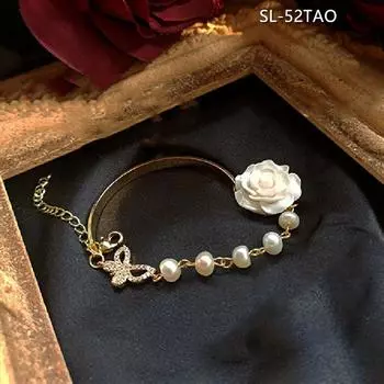 Французский нишевый дизайн Sense Rose Flower Hand Jewelry Ретро Имитация жемчуга в стиле барокко Бабочка Маленький браслет с ароматом 16cm