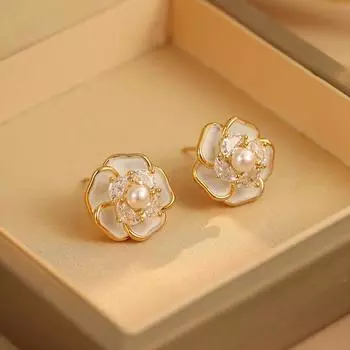 Французский свет роскошные серьги-гвоздики с камелией и жемчугом из циркония темпераментная мода высокое чувство сладкие универсальные серебряные серьги-иглы оптом 14k