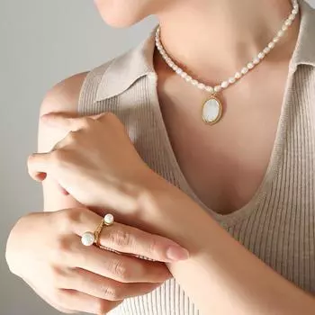 Французский темперамент натуральное жемчужное ожерелье нишевый свет роскошь ретро овальный инкрустированный белый морской ракушка кулон универсальный ювелирные изделия