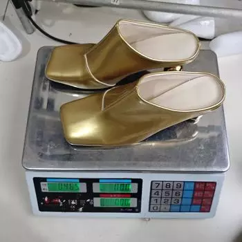 Французский темперамент, полутапочки с сумкой на голове, женская верхняя одежда 2025 года, квадратная голова, каблук особой формы, пустые сандалии, серебристые, классные тапочки 35 золотой
