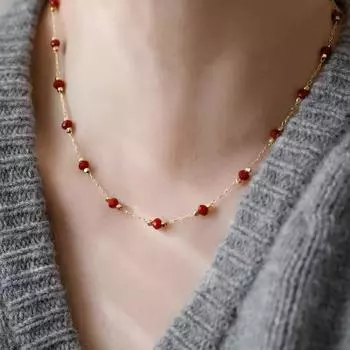 Французское ретро-колье из красной шпинели с разнесенными бусинами премиум-класса на ключицу с легкой и роскошной цепочкой