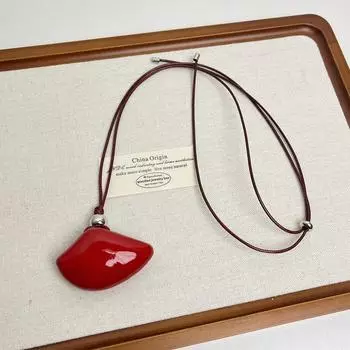 Французское ретро металлическая ракушка кожаная веревка длинное ожерелье для женщин 2024 новое регулируемое простое висящая цепочка на шею свитер красный