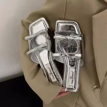 French bow flat bottom outer slippers female 2025 new summer fairy wind vacation beach open toe cool slippers 35 серебряный