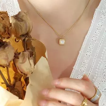 French Cold Wind Square White Sea Shell Pendant Necklace, Niche Design Round Snake Chain Titanium Steel Neck Chain P069