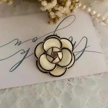 Французский дизайн Sense Camellia Color Matching Retro Brooch Личность Простой Темперамент Атмосфера Корсаж Прилив белый