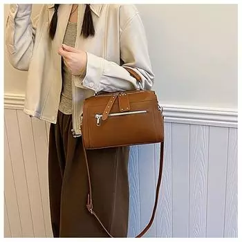 Французская нишевая популярная сумка-мессенджер, модный дизайн с заклепками, женская новая простая маленькая квадратная сумка, сумка через плечо на одно плечо (20cm<Max Length<30cm)