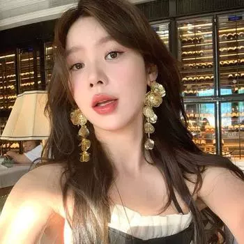 French Style Golden Flower Tassel Unique Earrings for Women Fancy Accessible Luxury Beautiful Ear Studs Earrings Exaggerated and Small Face Pair of Golden Flower Earrings