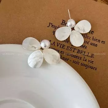 French style Pearl Petal Stud Earrings Women Light Luxury High Sense Niche Earrings 2025 New Suitable for Spring and Summer Ear Rings White petal shell earrings-Silver Needle