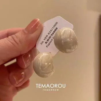 French style Retro Milky White Drop Glaze Artistic Sense Bean Stud Earrings Women Elegant Oval Geometric Earrings Ear Clip without Pierced Ears A pair of ball stud earrings