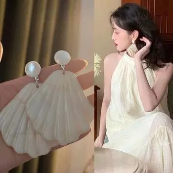 French Style Vintage Pearl Stud Earrings Light Luxury Minority Fancy Holiday Feeling Shell Earrings Asymmetrical Retro Ear Clip [Milk White] fan shell earrings a pair