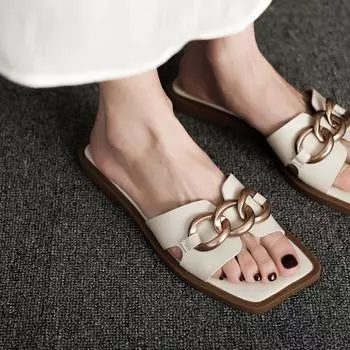 Full leather Internet celebrity ins metal buckle open toe cool slippers female tide 2025 summer square head flat bottom fashion wear half slippers 35 белый