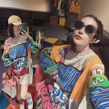 «Футболка большого размера с круглым вырезом и длинными рукавами с принтом осеннего граффити для женщин, свободный крой, визуально уменьшающий возраст» Large