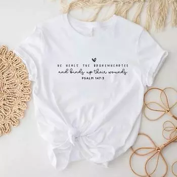 Футболка He Heals The Brokenhearted, футболка с надписью «Скорбь», христианская футболка, топ с изображением Иисуса, женские графические футболки, эстетическая одежда S чёрный