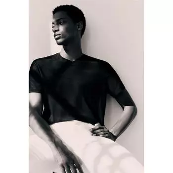 Футболка HM slim fit с V-образным вырезом, черная S