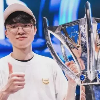 Футболка с коротким рукавом T1 2023 Roll Cup Winner 4 звезды