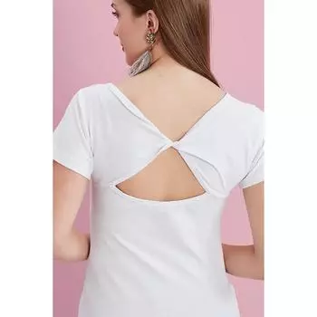 Футболка с широким воротником и бабочкой на спине