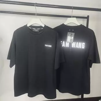 Футболка унисекс со светоотражающим логотипом TWD Summer от Wang Jiaer — свободный крой, круглый вырез, короткий рукав. Size 2 чёрный