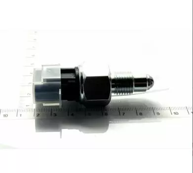 Genuine Mitsubishi OEM BACKUP REVERSE LIGHT SWITCH & SEAL MD730979