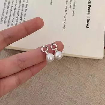 Геометрические французские серьги-гвоздики с имитацией жемчуга, женские легкие роскошные серьги Ins Cold Wind, нишевые серьги Temperament Circle Commuter Jewelry
