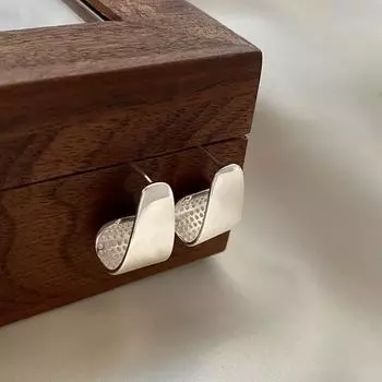 Геометрические изгибающиеся легкие роскошные нишевые дизайнерские серьги Sense High-end в форме четырехугольника для женщин