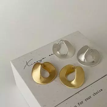 Геометрические нерегулярные матовые металлические текстуры пряжки для ушей женские высокочувствительные легкие роскошные простые индивидуальные темпераментные серьги серьги
