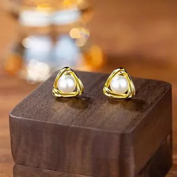 Геометрические серьги-гвоздики с имитацией жемчуга, женские нишевые французские ретро-легкие роскошные треугольные серьги, которые можно носить, аксессуары