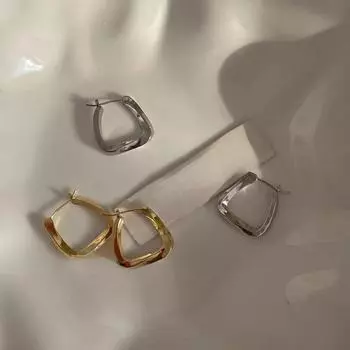 Геометрические серьги неправильной овальной трапециевидной формы: Шикарный, уникальный дизайн с ноткой изысканной легкой роскоши серебряный