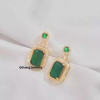 «Геометрические серьги с изумрудом и цирконием»: Модный, универсальный, в стиле ретро.