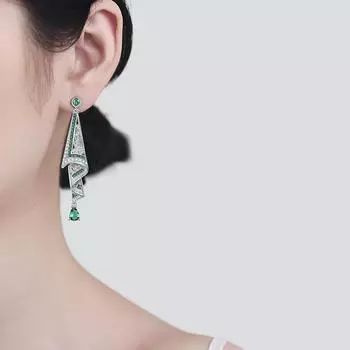 Геометрические серьги с каплями воды и бриллиантами. Преувеличенные серьги высокого класса.