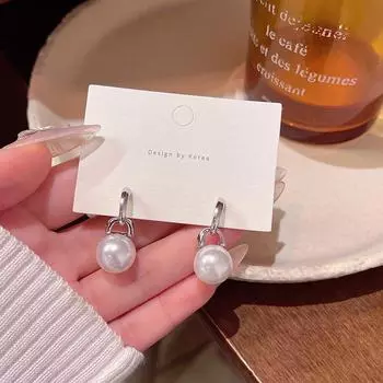 Геометрические серьги с жемчугом в стиле Ouyang Nana: Легкая роскошь, элитный ретро-дизайн для женщин. A2137 серебряный