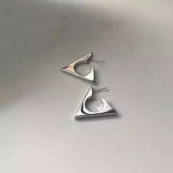 Геометрические треугольные серьги-гвоздики женские простые легкие роскошные дизайнерские серьги Niche Ins Cold Wind Earrings