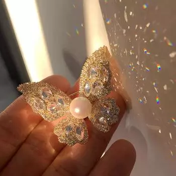Girdear Amass 2025 New Arrival Classy Exquisite Fashion Butterfly Brooch Female Retro Violin Guitar Pin Golden Beaded Butterfly