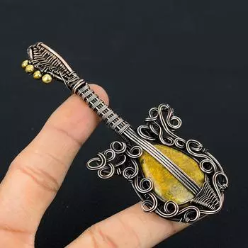 Гитара форма ископаемый коралл драгоценный камень медная проволока обернутая ювелирные изделия ручной работы кулон подарок для нее 4.52 Inches жёлтый