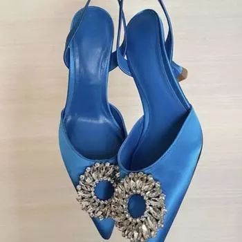 Годовые шелковые атласные туфли на высоком каблуке со стразами. Женские осенне-зимние новые стильные туфли на среднем каблуке с острым носком и неглубоким носком. 39