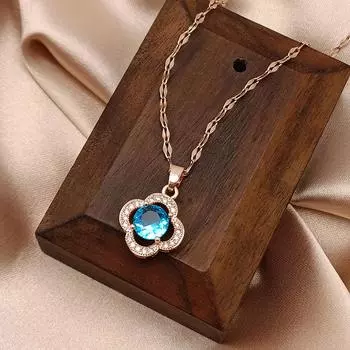 Голубое бриллиантовое колье для женщин, подвеска с синим кристаллом в виде четырехлистного клевера, знаменитость из Интернета, с цепочкой из титановой стали на ключицу